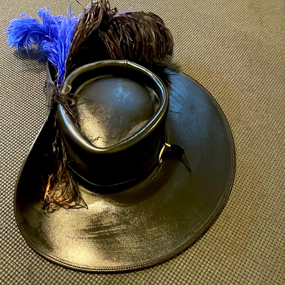 Leather handmade cavalier / renaissance hat with feathers